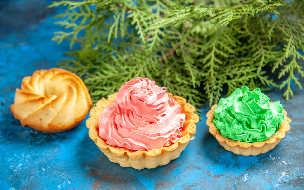 Песочные корзиночки с разноцветным кремом