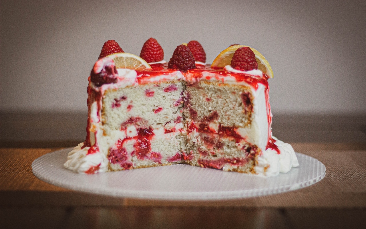 Нарезанный торт с ягодами на тарелке