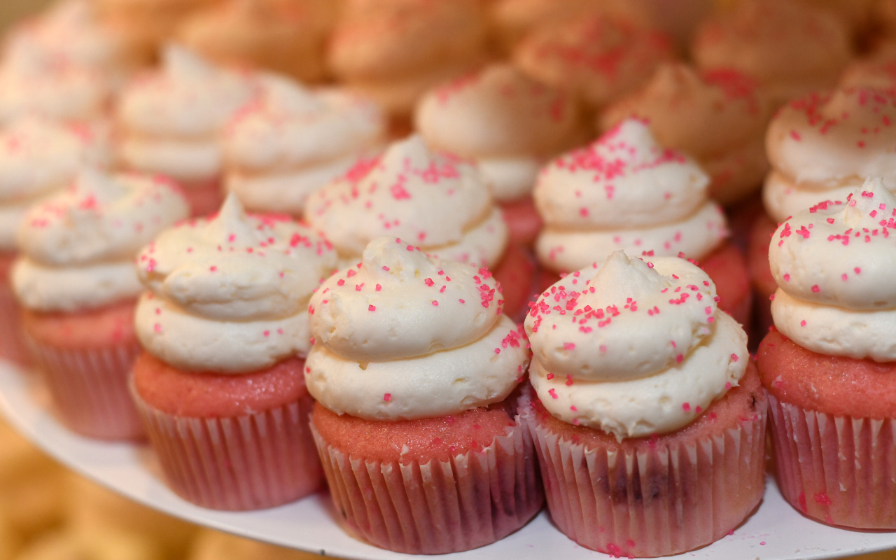 Маленькие розовые кексы с кремом