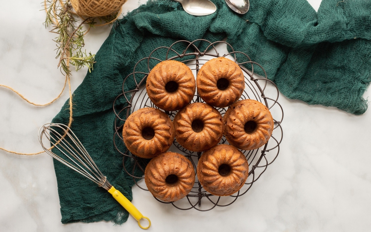 Сладкие вкусные кексы на столе с тканью