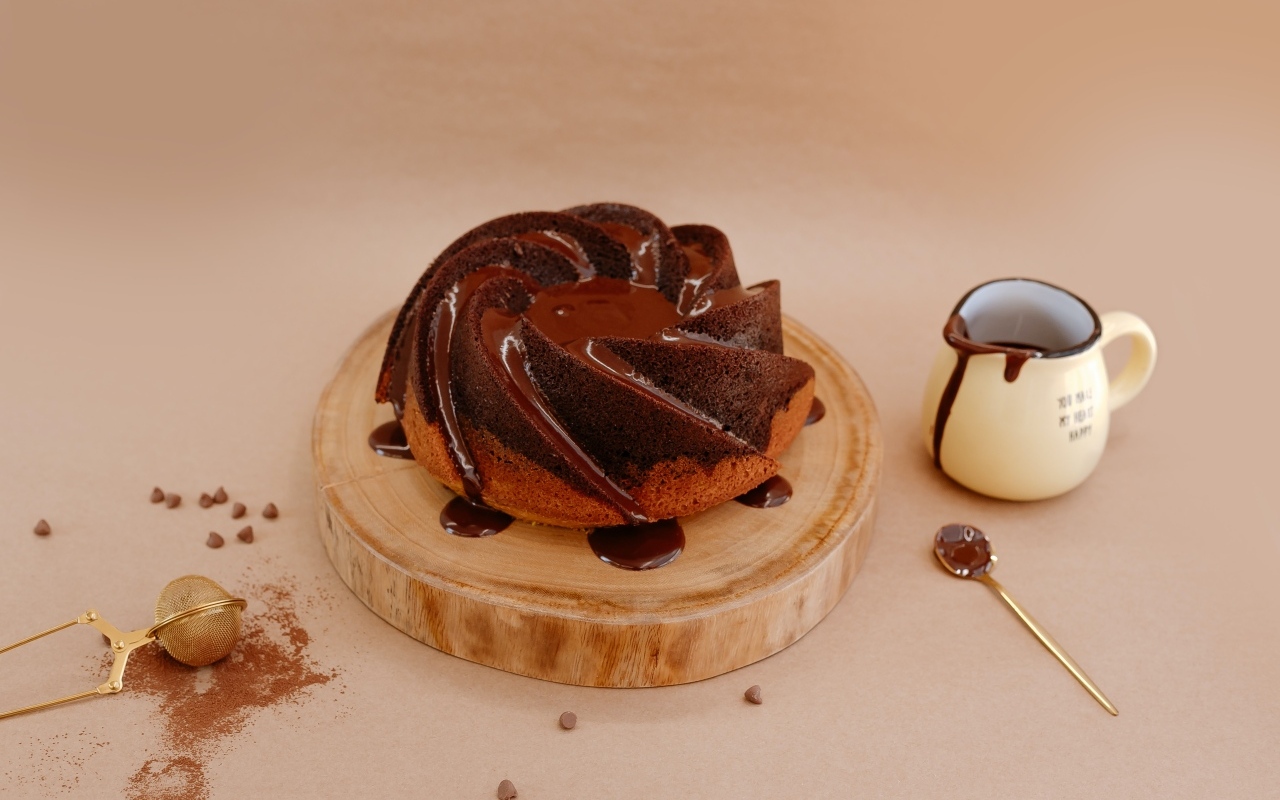 Сладкая выпечка в шоколадной глазури