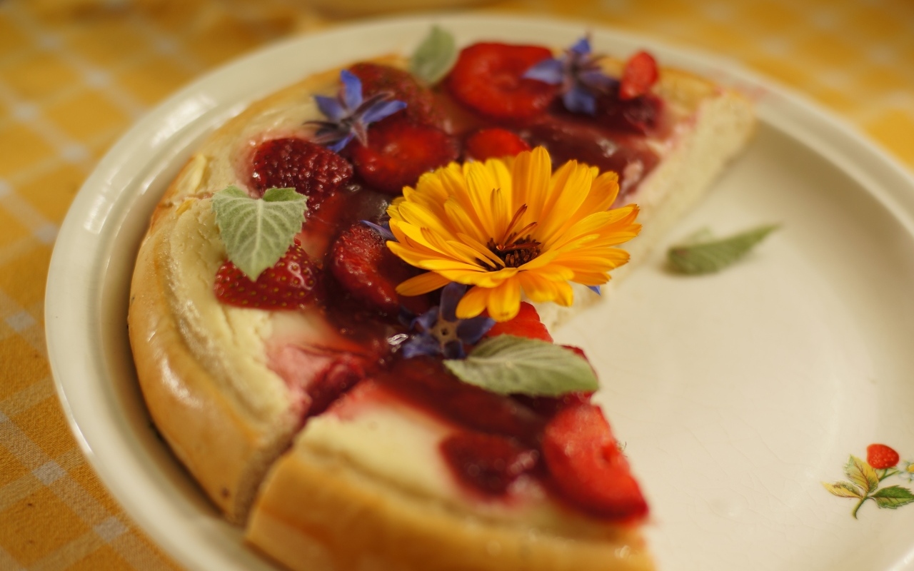 Сладкий пирог с кремом, ягодами и цветком