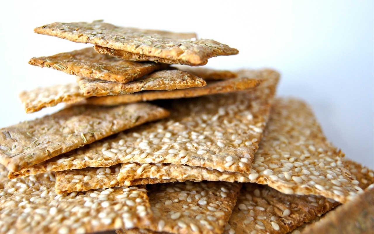Тонкое сухое печенье с кунжутом