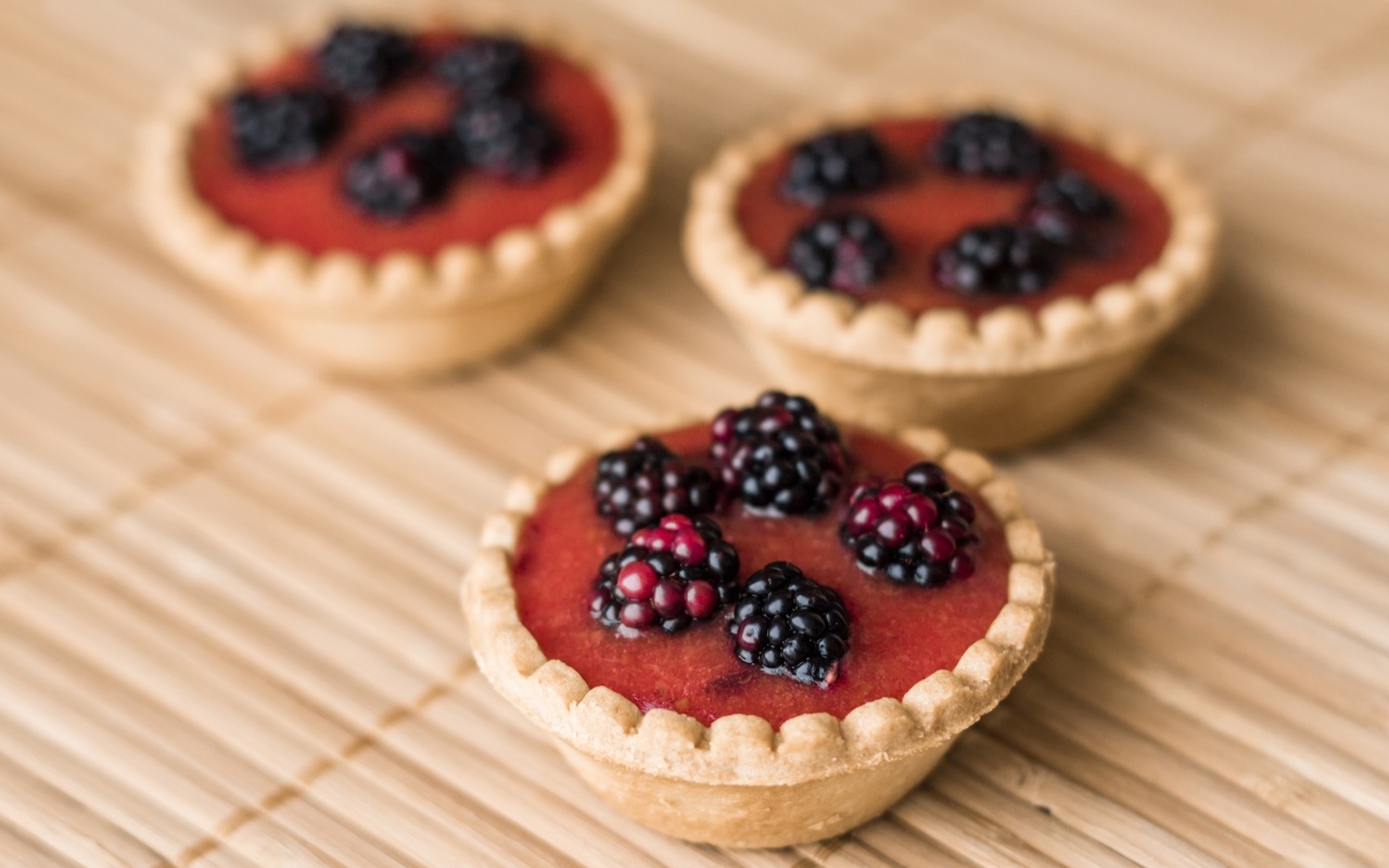 Три пирожных с ягодами и кремом