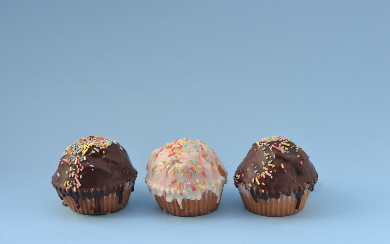 Три маффина на голубом фоне