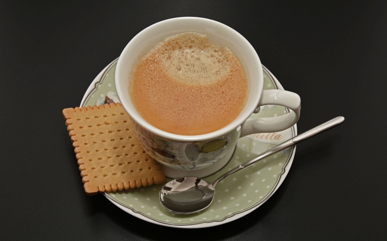 Чашка кофе с печеньем на блюдце