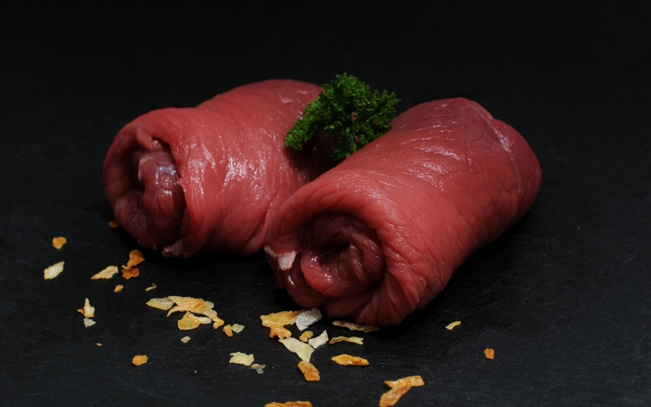 Рулетики из говядины на черном столе