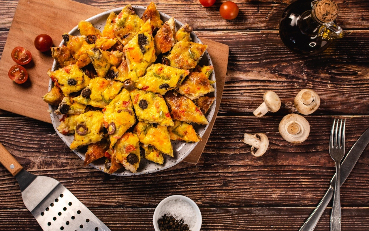 Кусочки пиццы с грибами на тарелке на столе