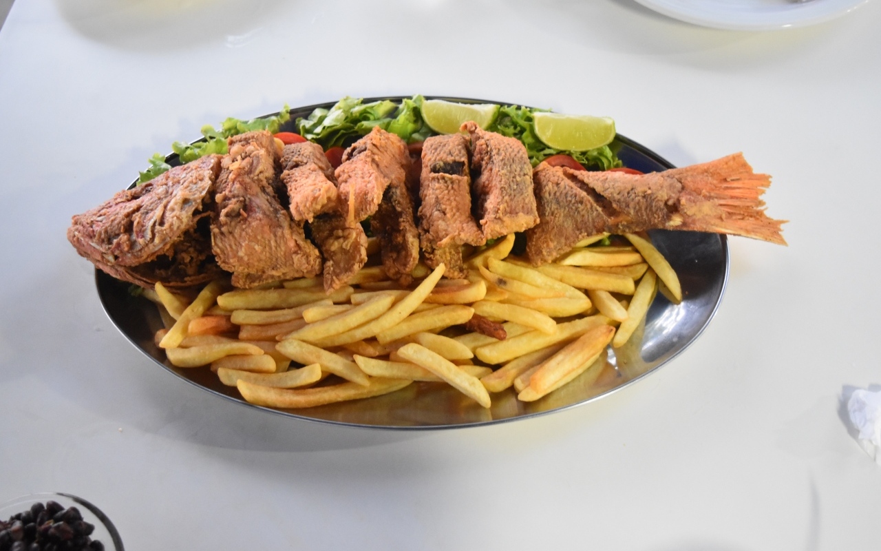 Хрустящая жареная рыба с картофелем фри и листьями салата