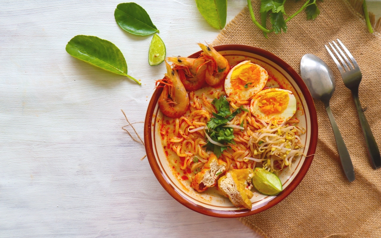 Вермишель с морепродуктами и яйцами