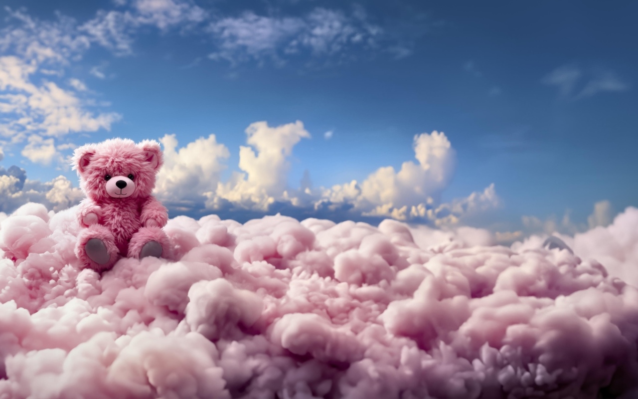 Розовый плюшевый медведь сидит на облаке
