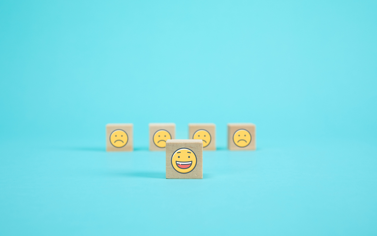 Деревянные кубики со смайлами на голубом фоне