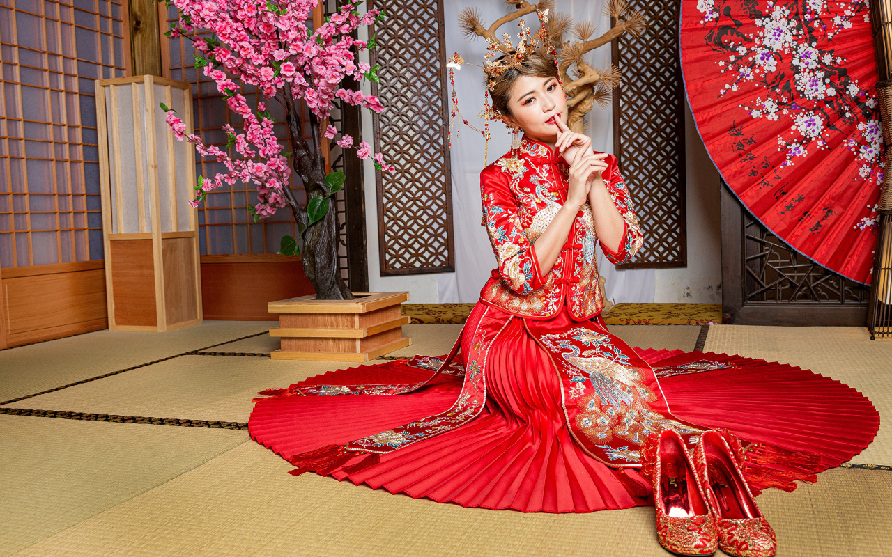 Девушка азиатка в красивом национальном платье