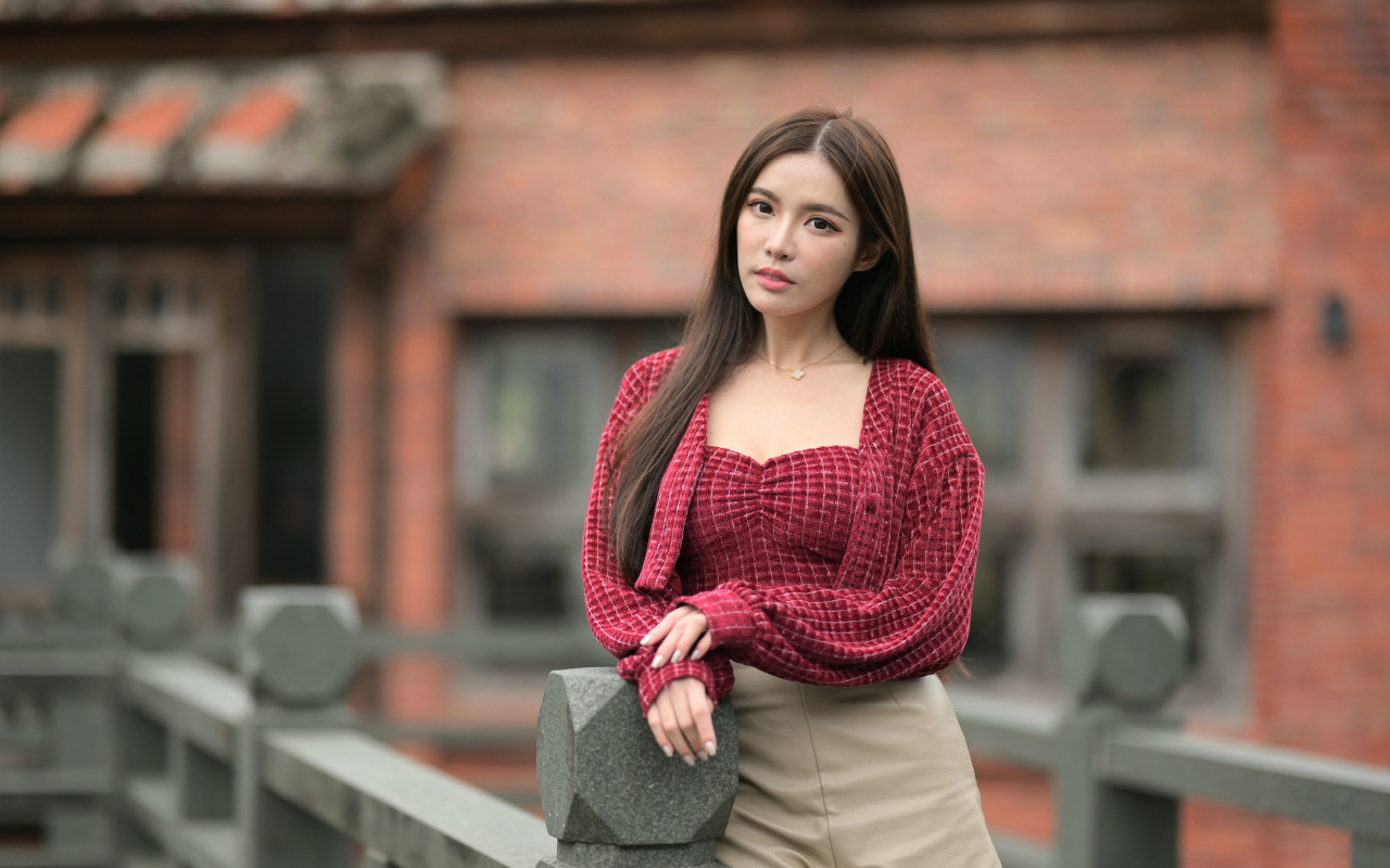 Девушка азиатка в красной кофте