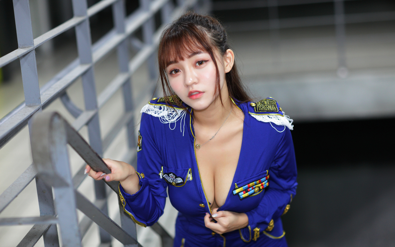 Девушка азиатка в форме стоит на ступеньках