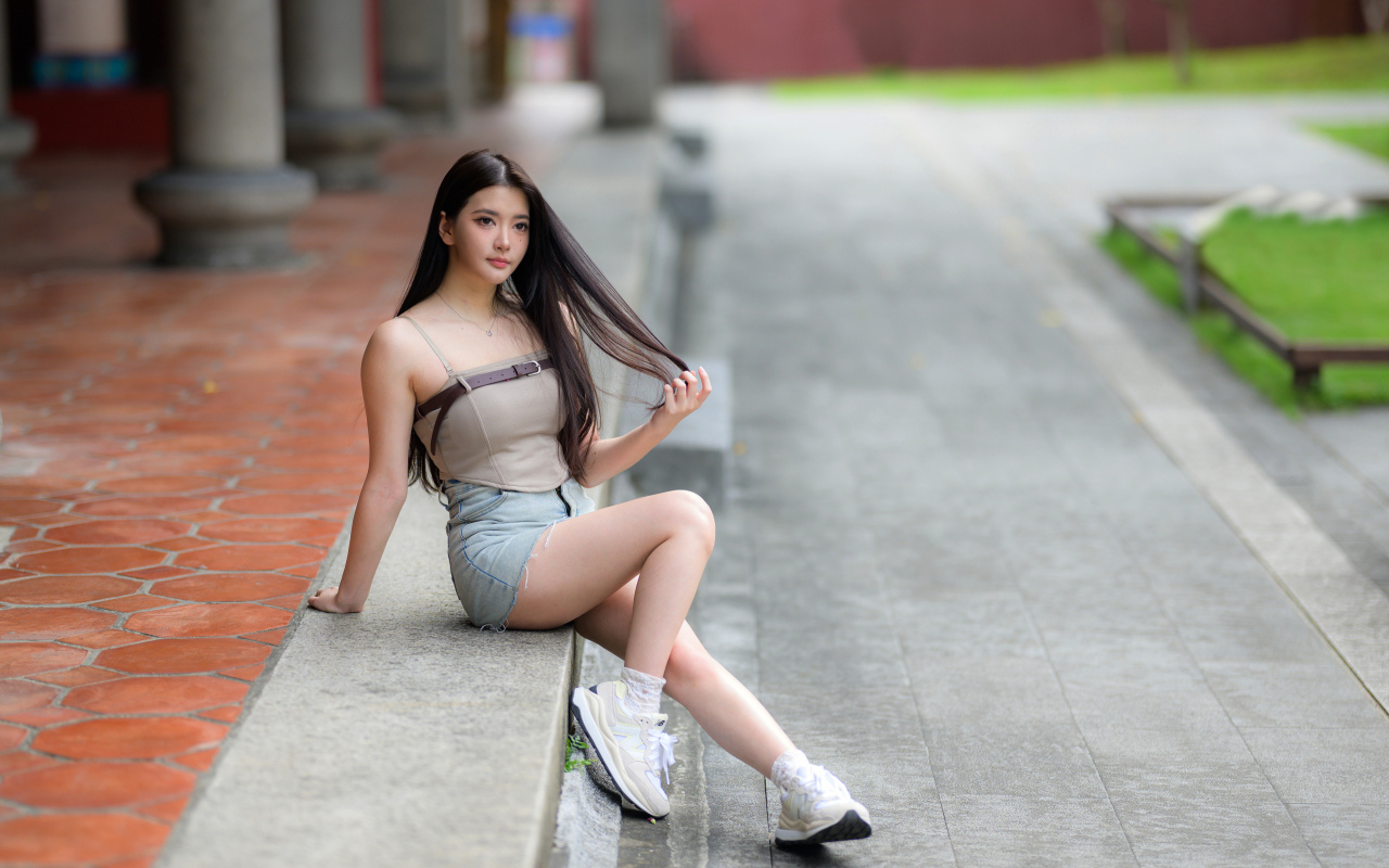 Девушка азиатка в белых кроссовках