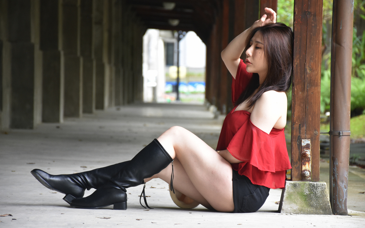 Азиатка с закрытыми глазами в черных сапогах