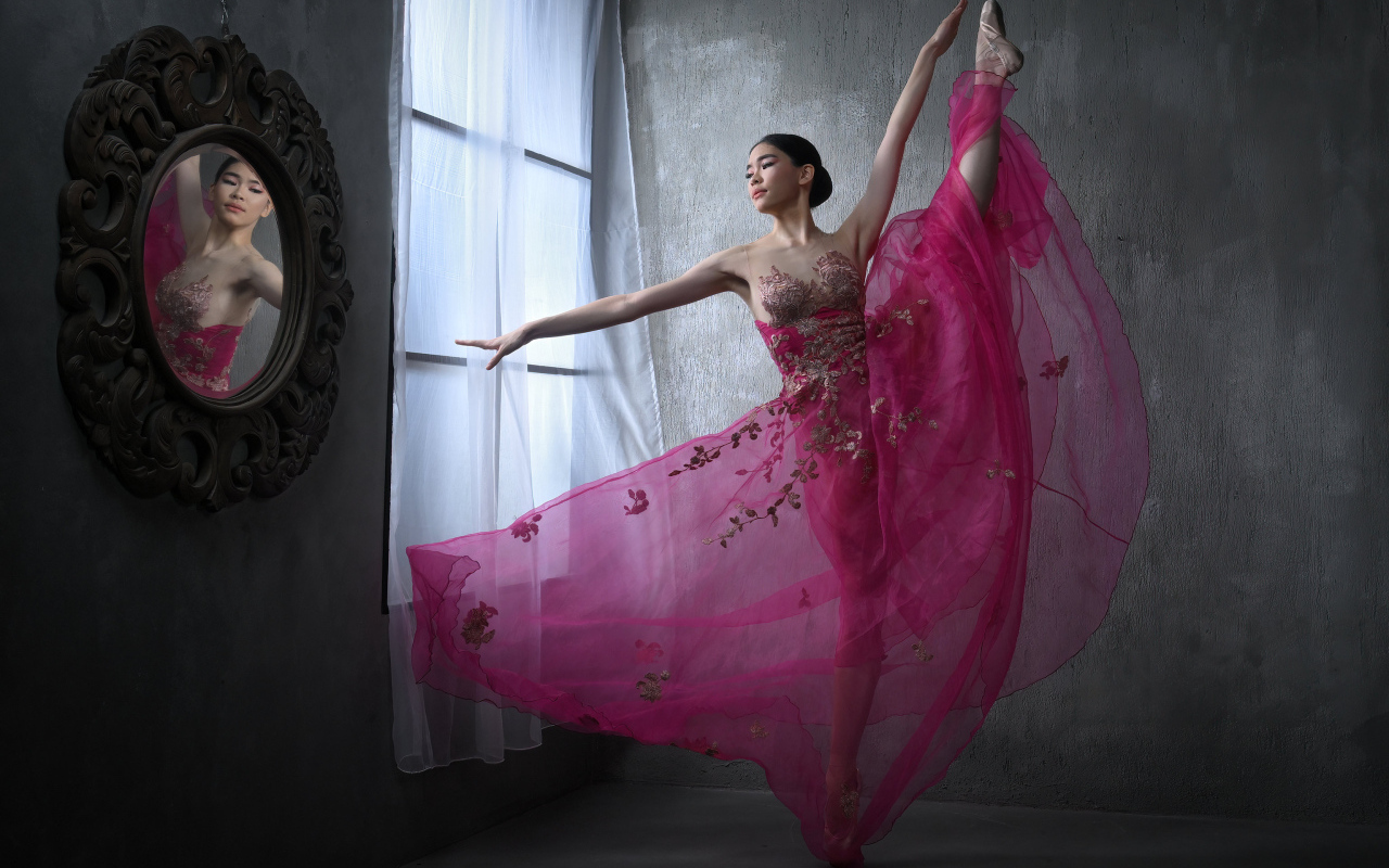 Девушка балерина в красивом розовом платье у окна
