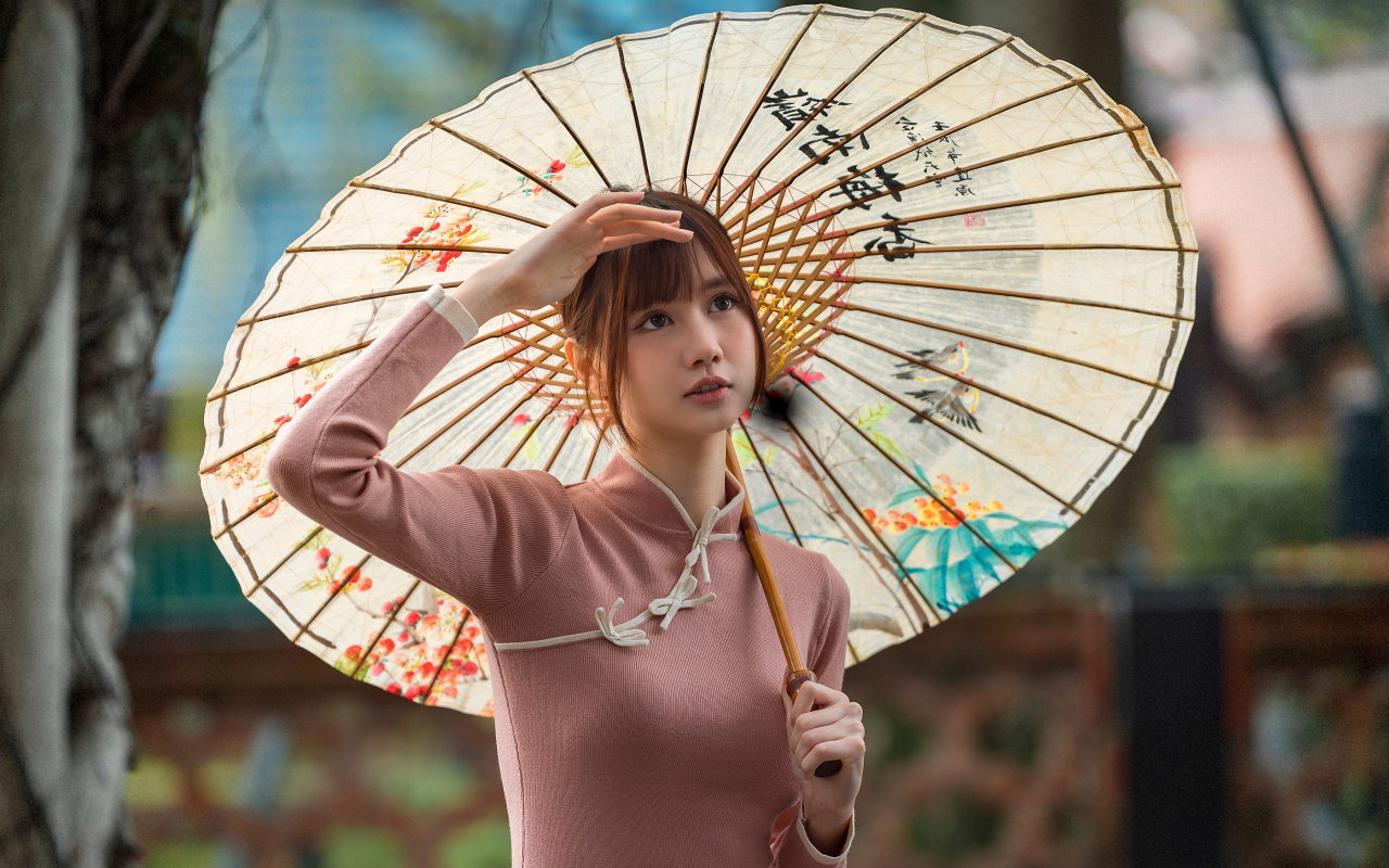 Милая азиатка с зонтом