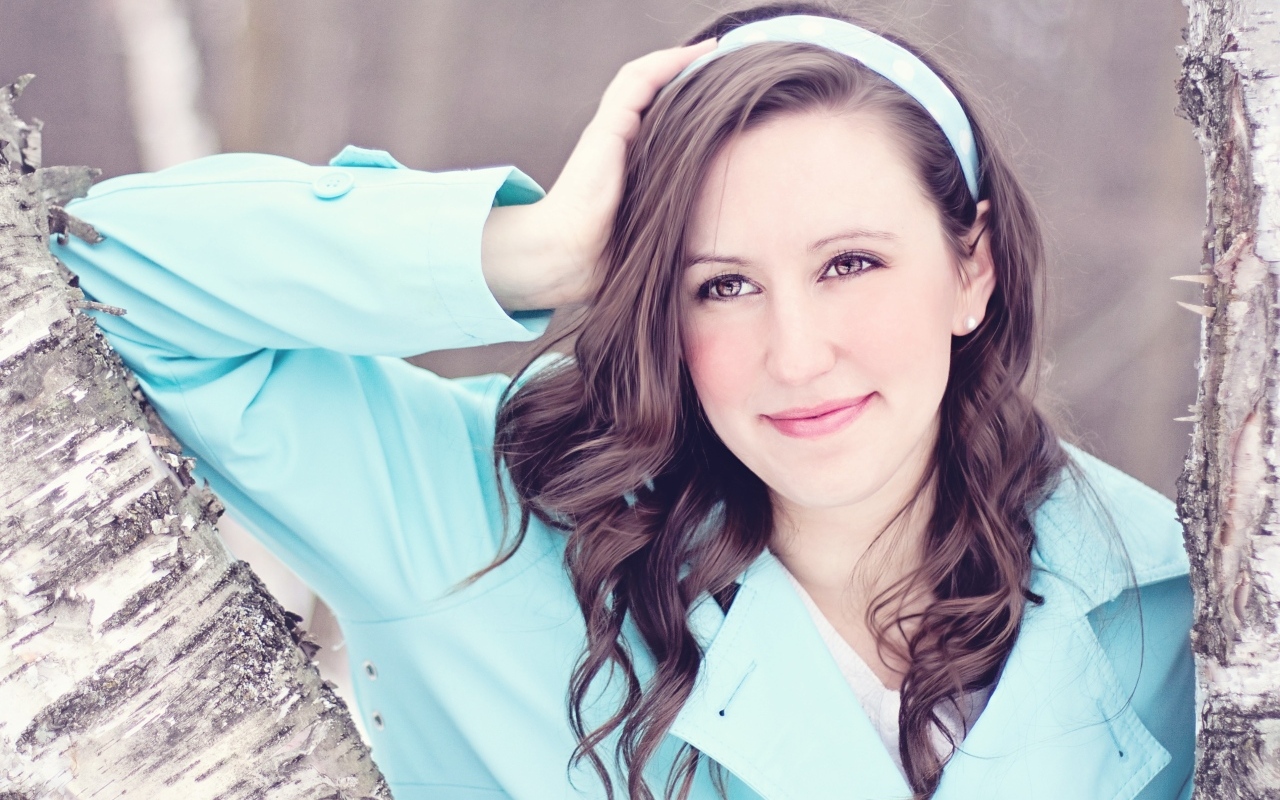 Милая девушка с карими глазами в голубой рубашке