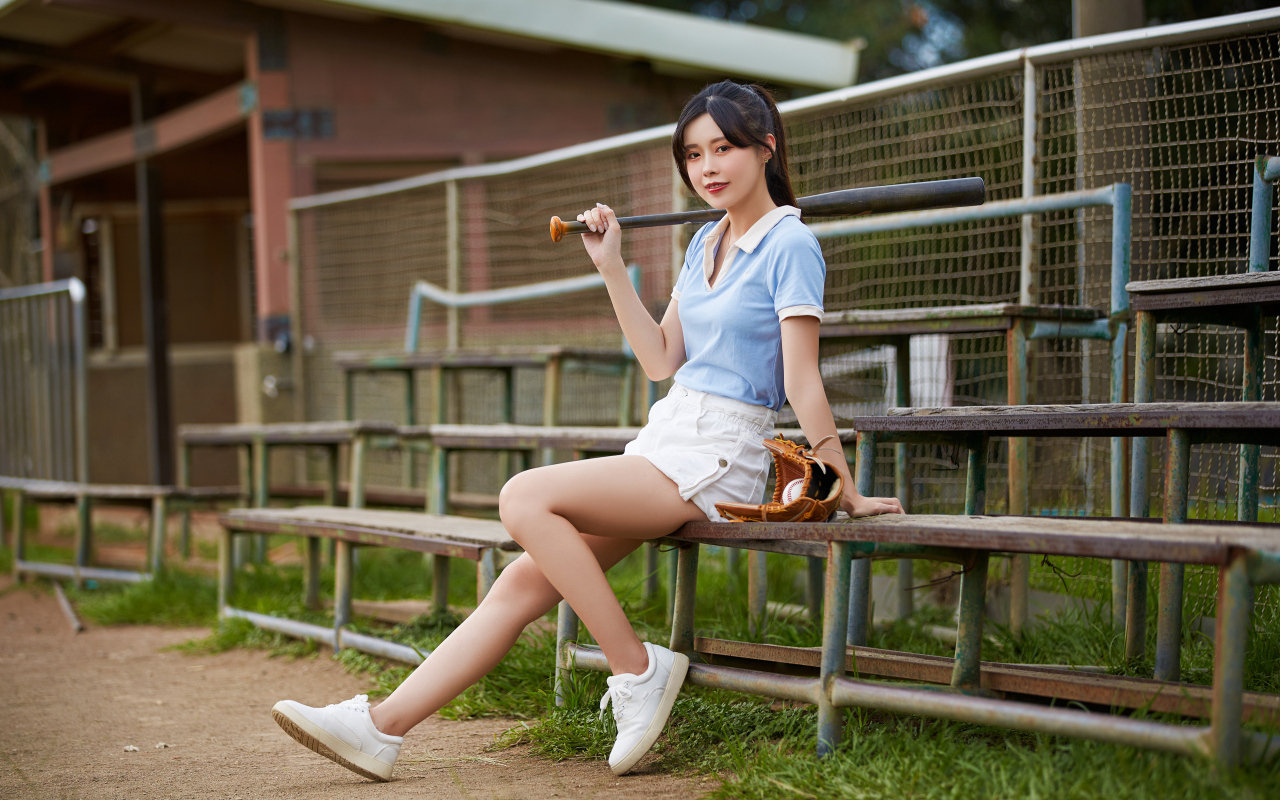 Девушка спортсменка с бейсбольной битой 