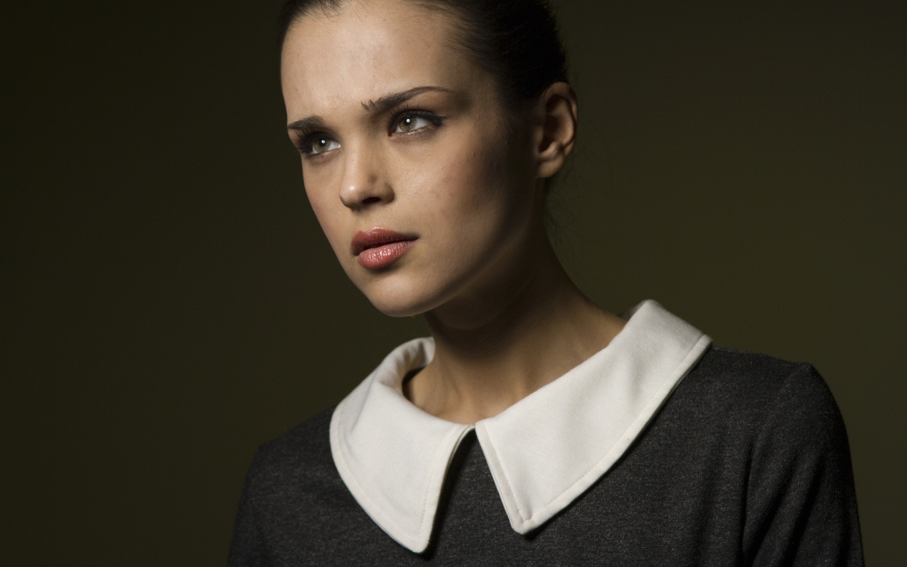 Девушка в платье с белым воротником