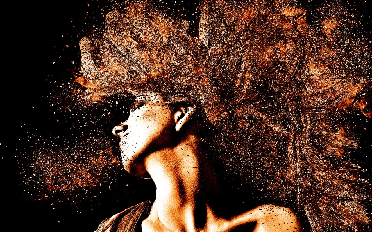 Девушка с блестками в волосах на черном фоне