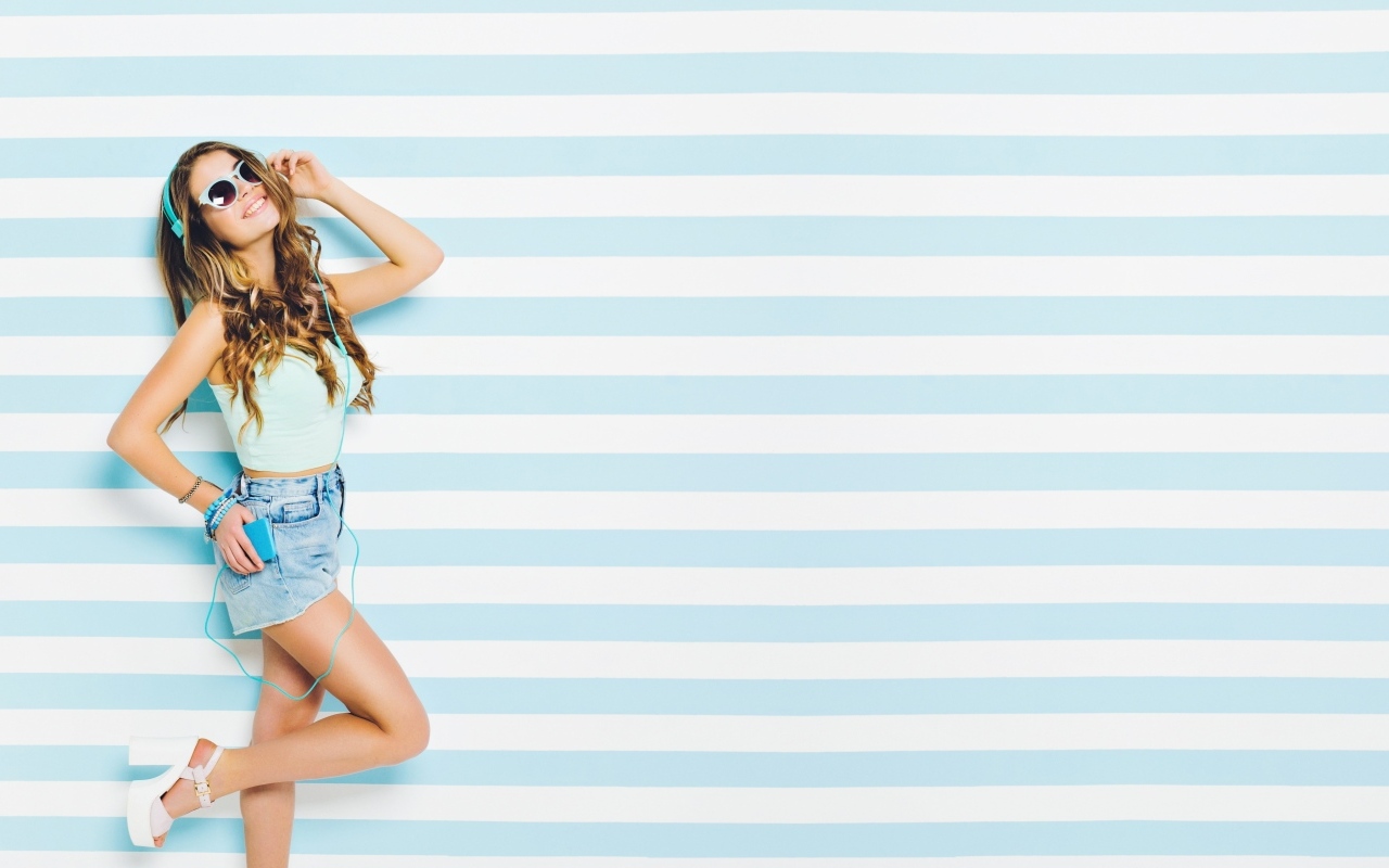 Современная девушка в очках на полосатом фоне