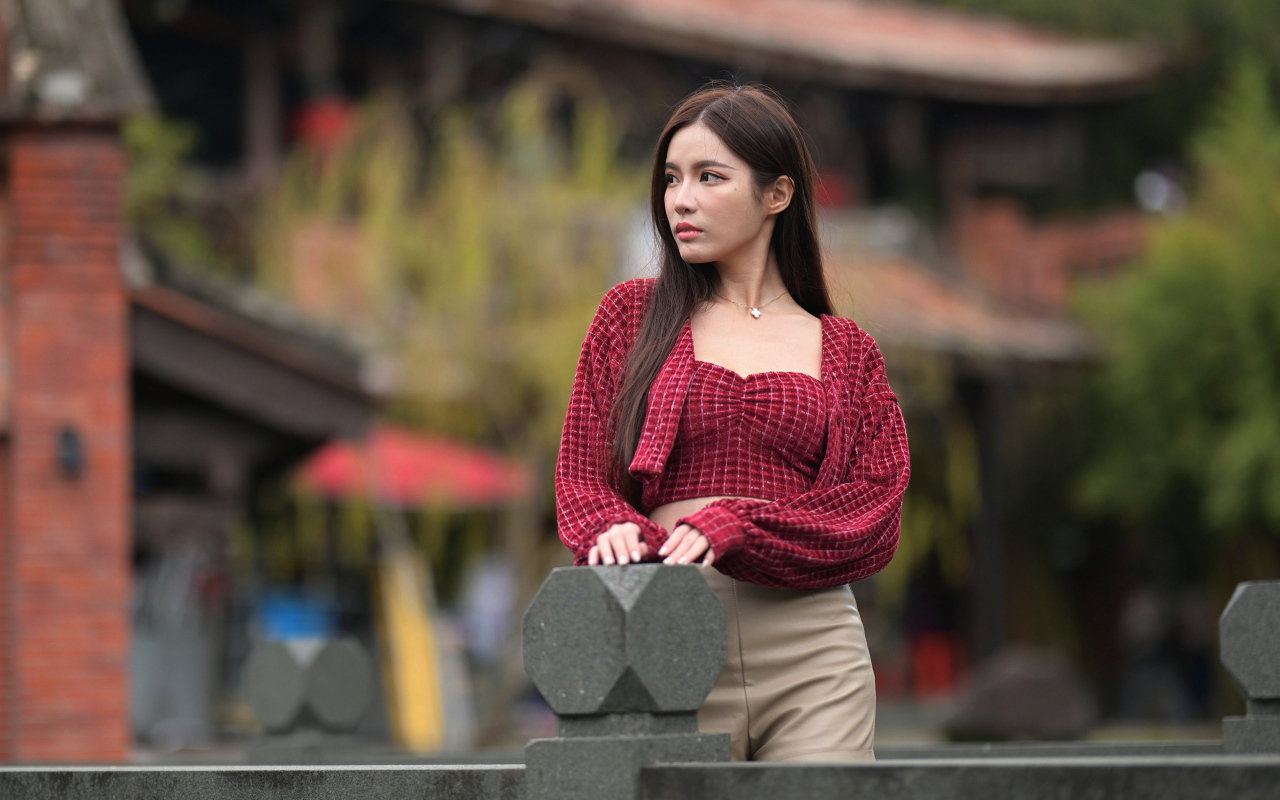 Грустная азиатка в красной блузке