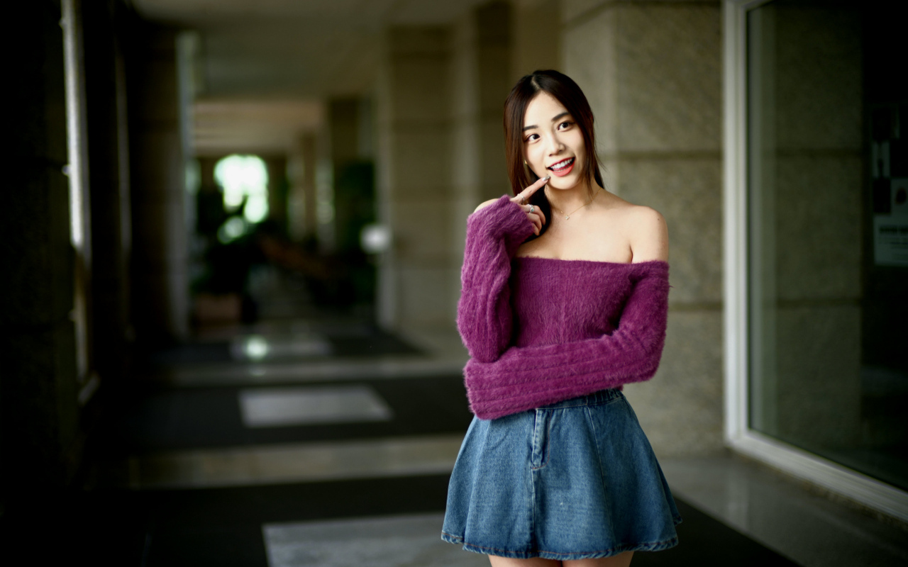 Улыбающаяся азиатка в короткой юбке у дома