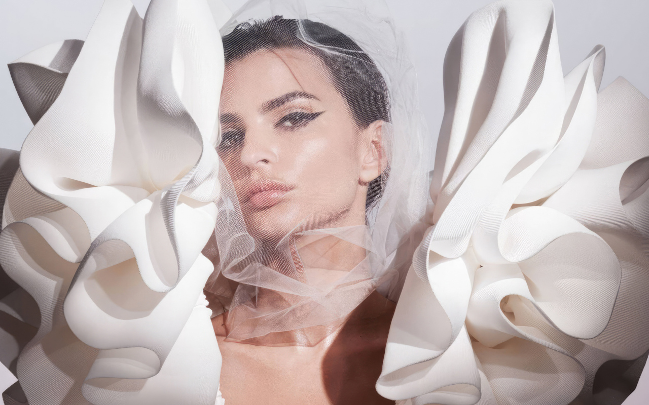 Модель Эмили Ратаковски с белой вуалью на лице