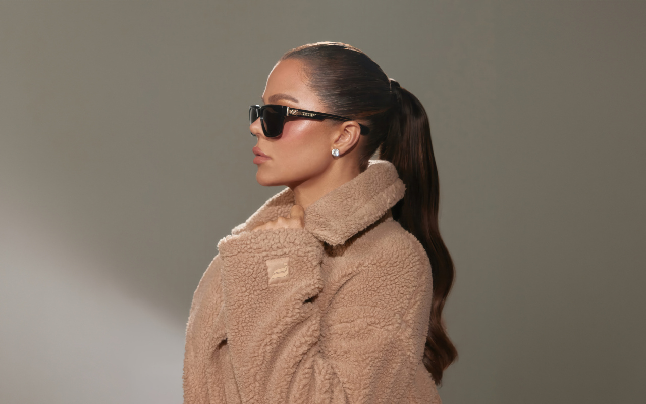 Модель Клои Кардашьян в шубе и черных очках