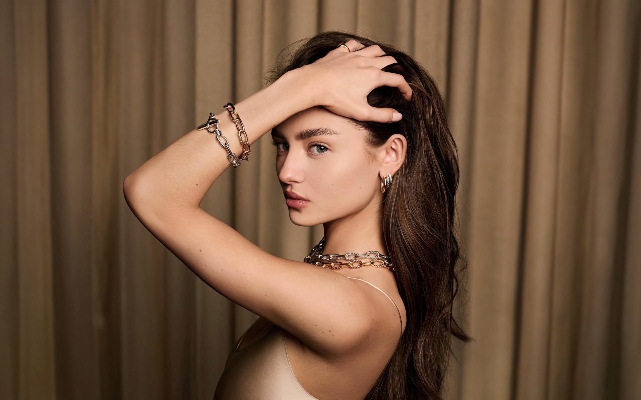 Модель Лени Олуми Клум  с руками в волосах