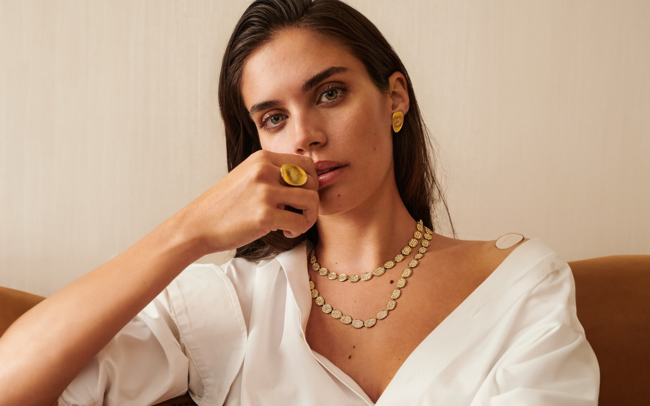 Молодая португальская модель Сара Сампайо в белом наряде