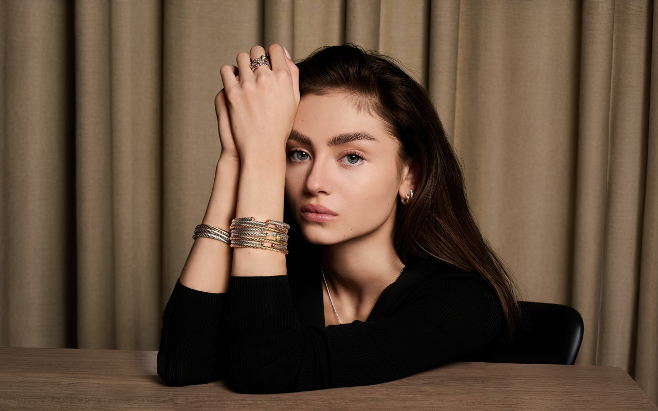 Молодая модель Лени Олуми Клум  с красивыми глазами