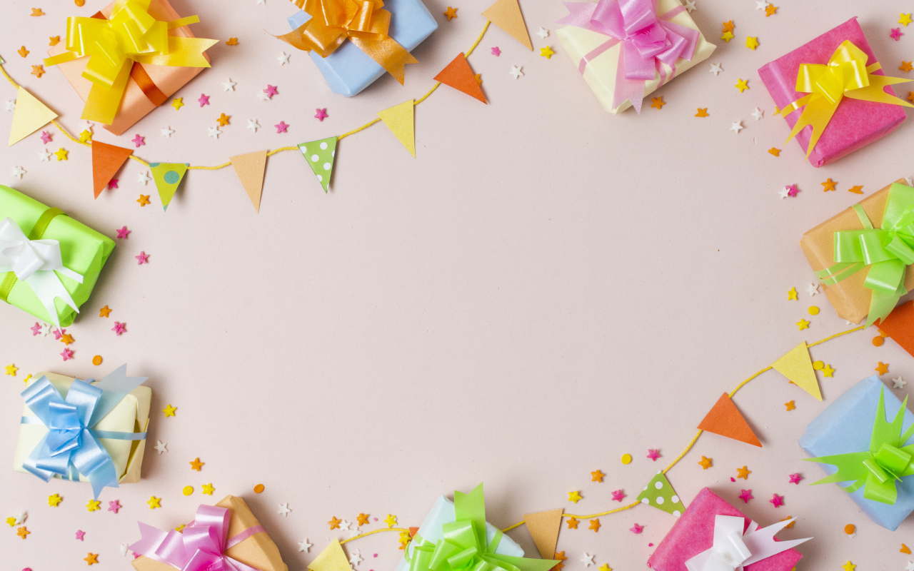 Много подарком на сером столе