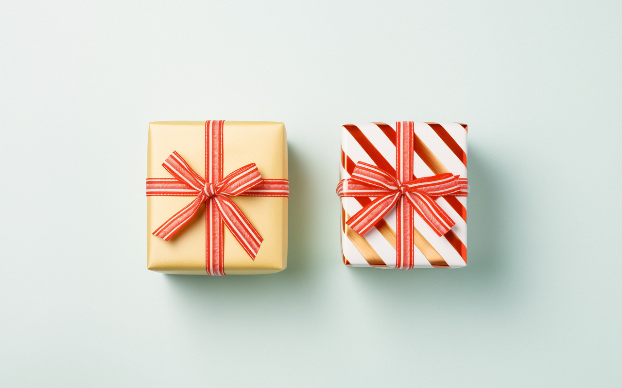 Два подарка с лентами на сером фоне
