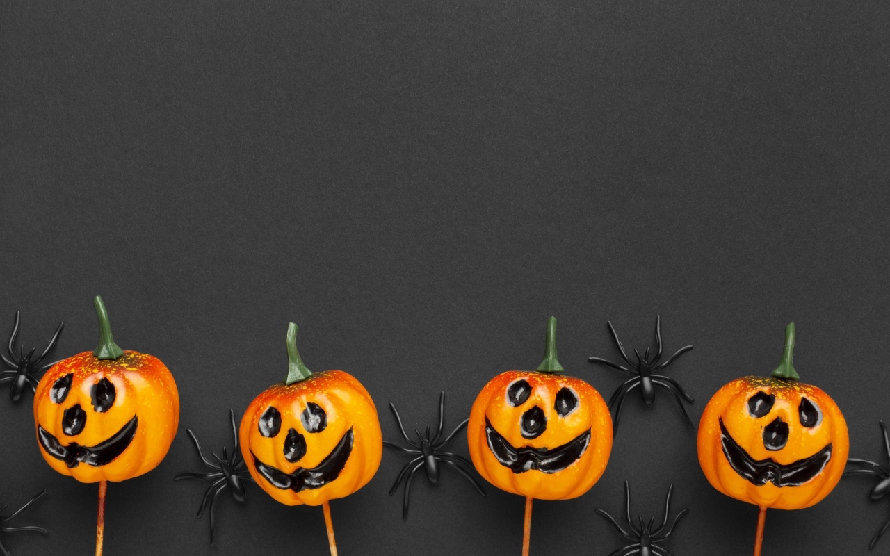Тыквы с черными пауками на сером фоне на Хэллоуин