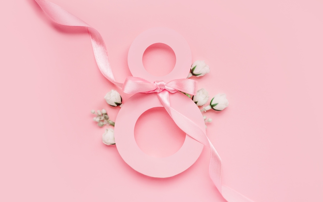 Цветы и цифра восемь с лентой на розовом фоне