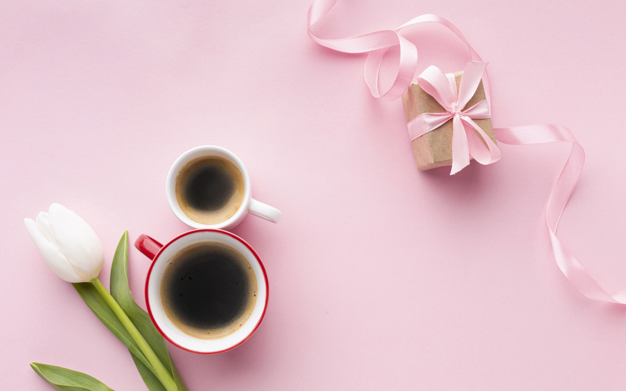 Две кружки кофе, тюльпан и подарок для любимой на 8 марта