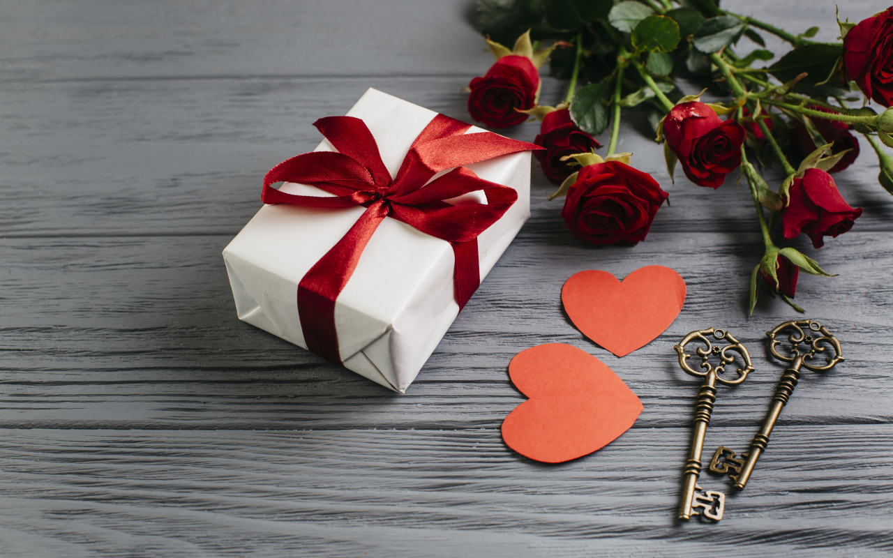 Подарок, букет роз и ключи для любимой на День Святого Валентина