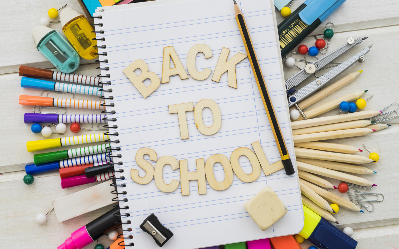 Канцелярские предметы с блокнотом и надписью 