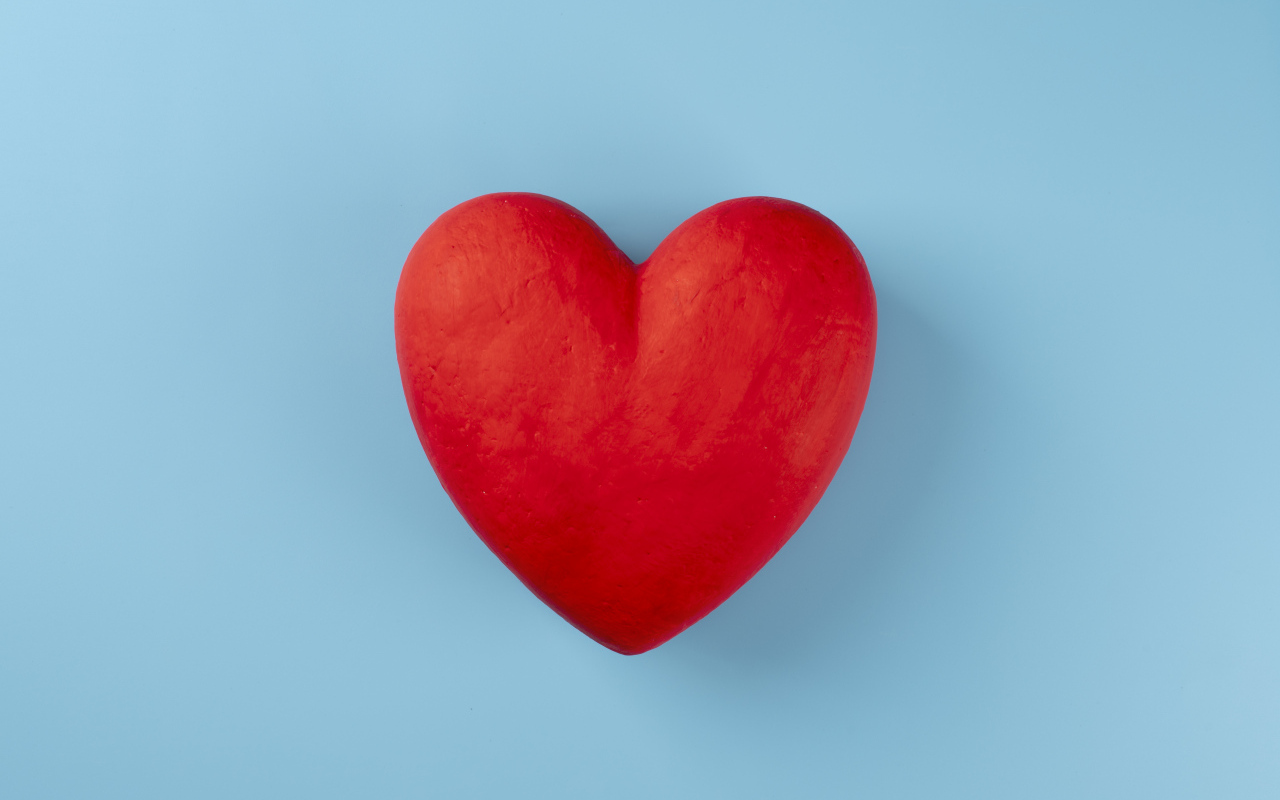 Большое красное сердце на голубом фоне
