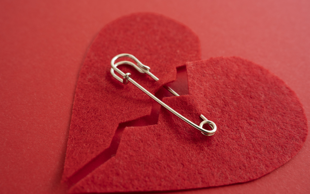 Разбитое сердце скрепили английской булавкой