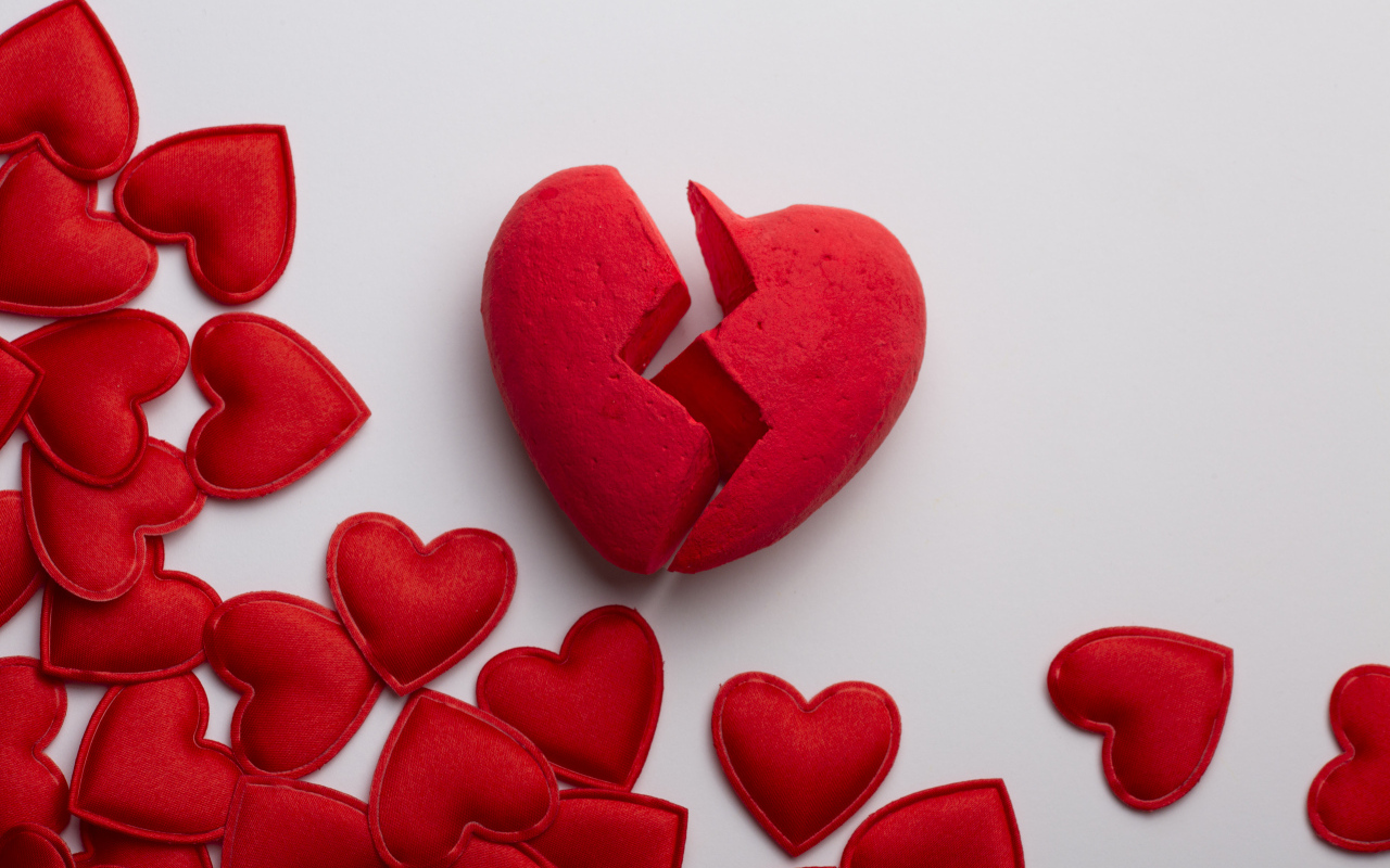 Разбитое сердце с маленькими красными сердечками