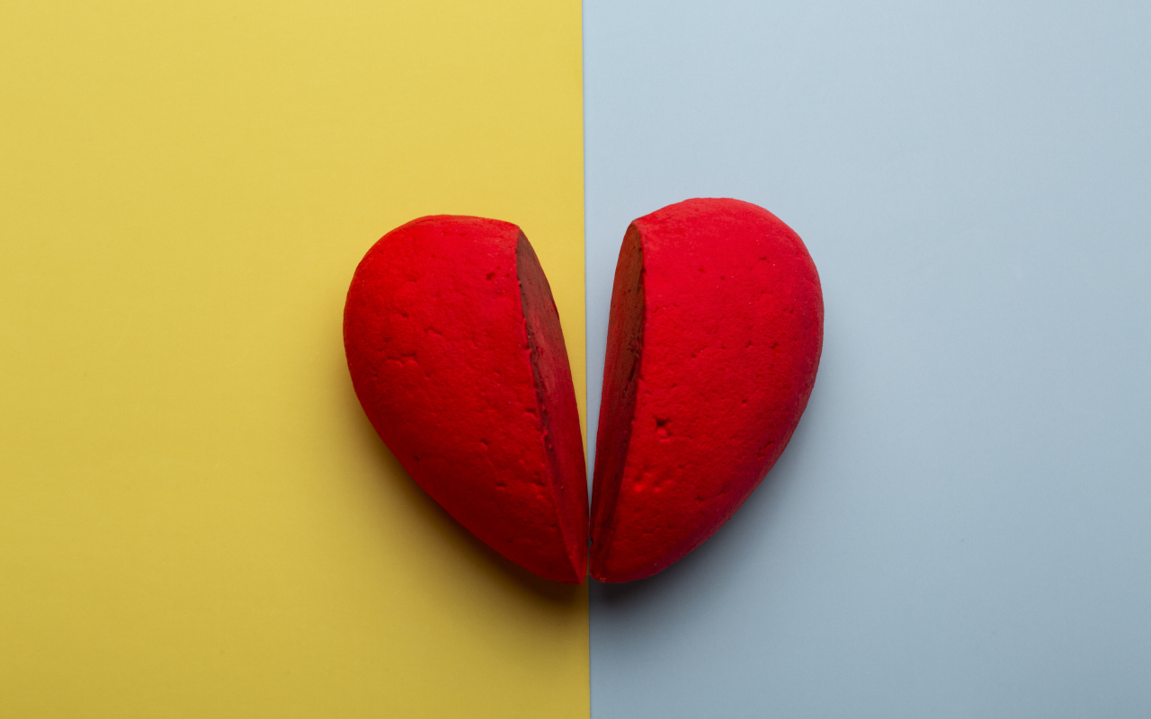 Разбитое красное сердце