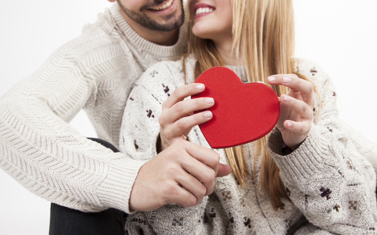 Влюбленная пара с красным сердцем в руках