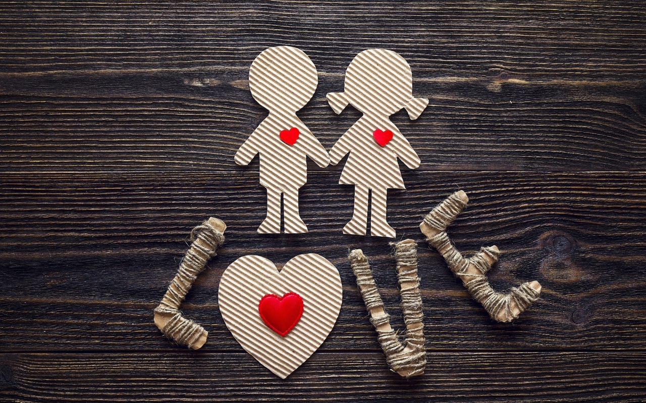 Вырезанные из ткани изображение мальчика и девочки и надписью Love