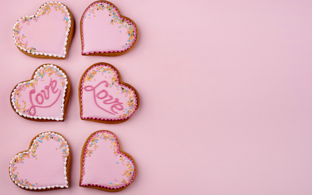 Печенье в форме сердца на розовом фоне