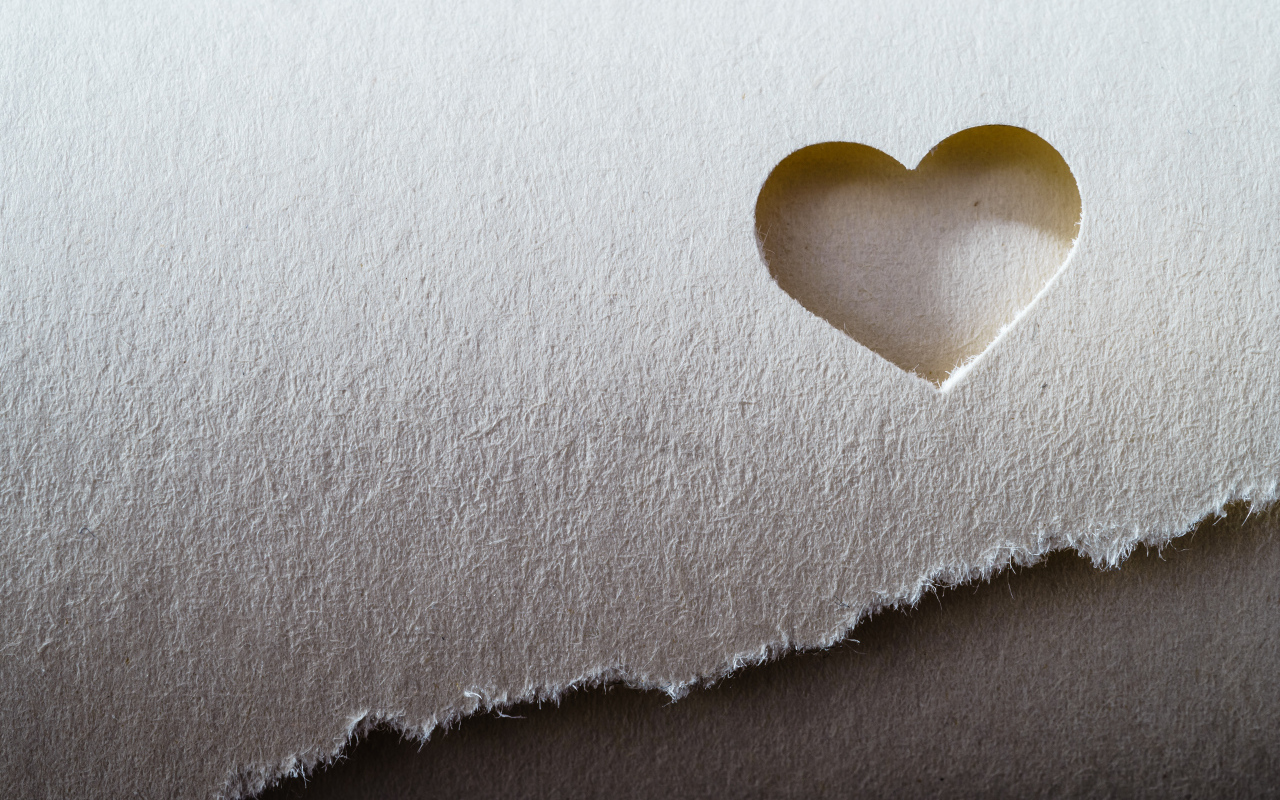 Дырка в бумаге в форме сердца